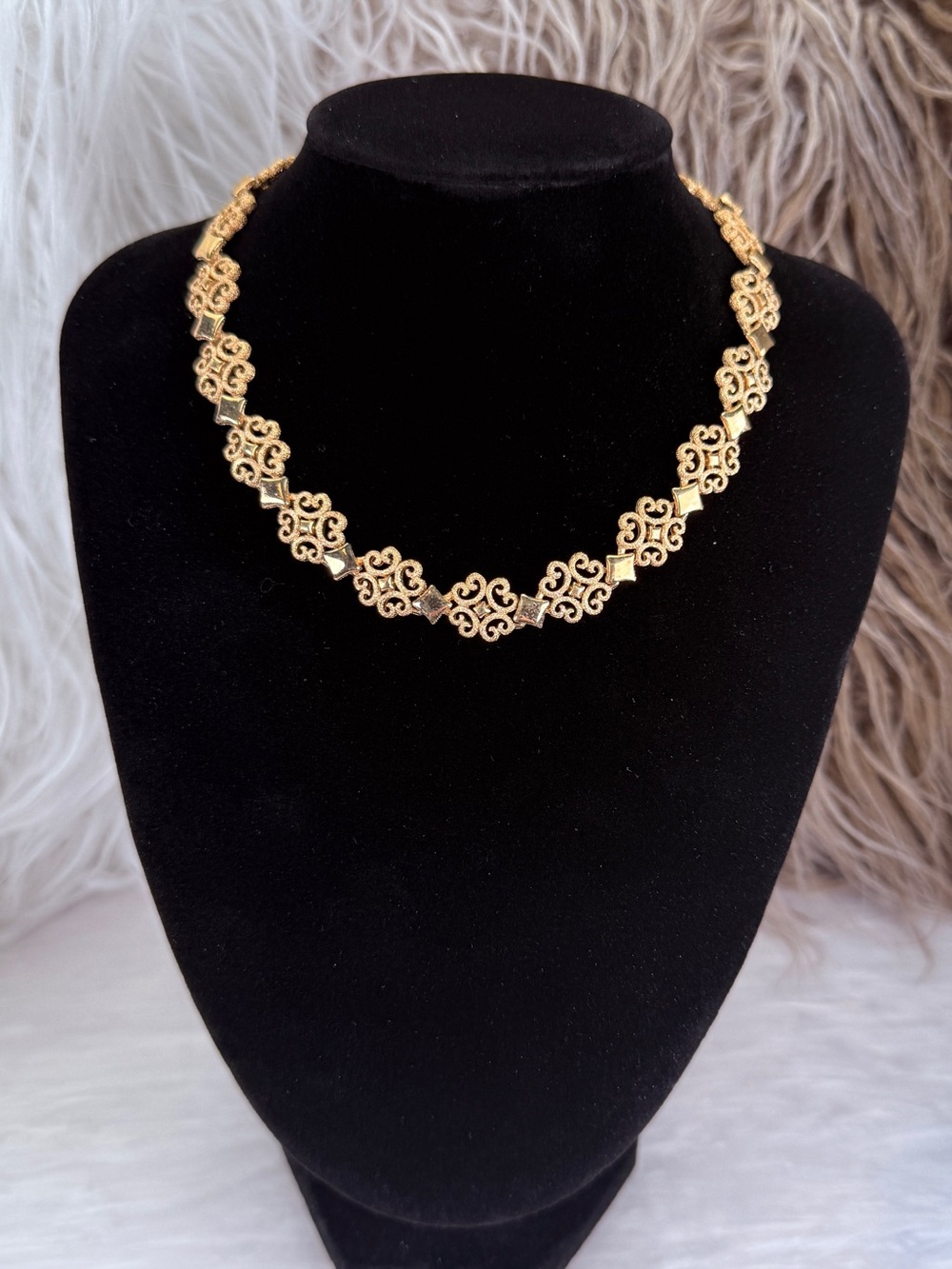 Vintage 1971 Avon Precious Pretenders Goldtone Filigree Necklace - Picture 5 of 10